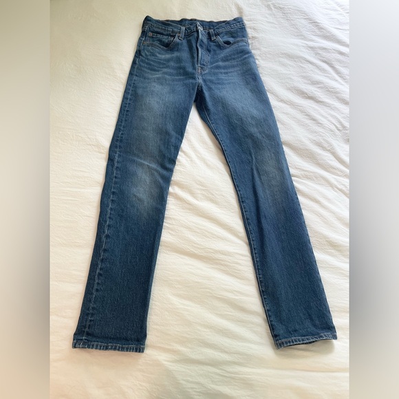 Levi’s Premium 501 Original Fit Women’s Jeans in Medium Wash - Picture 2 of 9